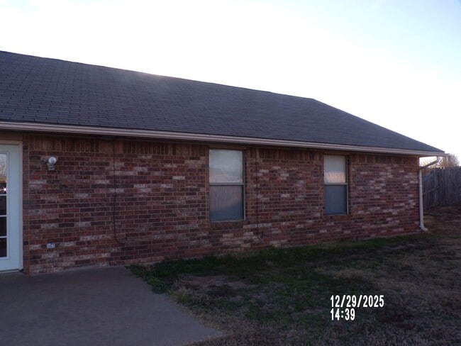 Building Photo - Fantastic eastside home