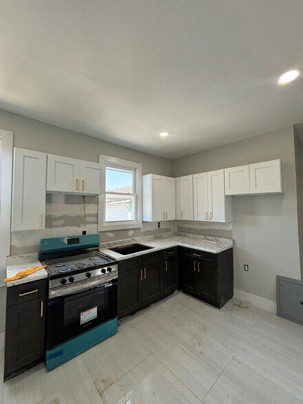 Building Photo - 257 Ellis Ave