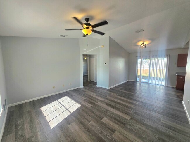 Building Photo - 7 Dogwood Ct