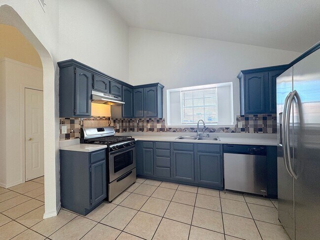 Building Photo - East El Paso 4bed/2bath All Tile Flooring!
