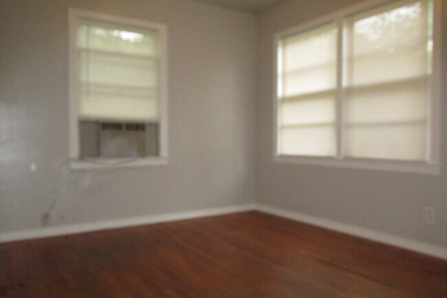 Building Photo - 2/1 with bonus room in Cherrywood Available August!