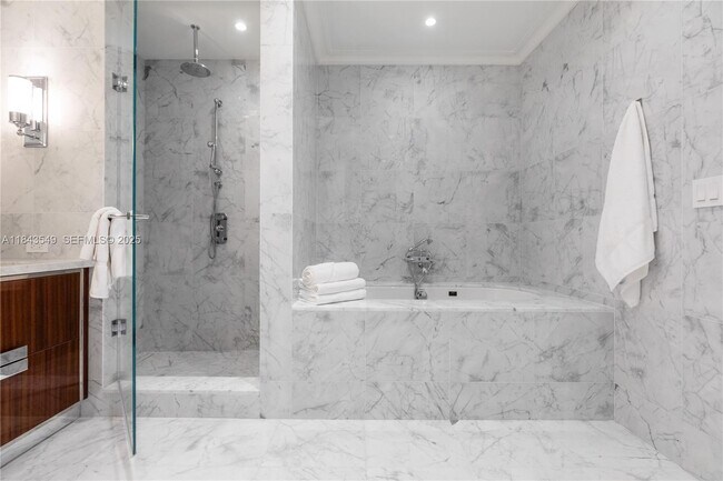 Building Photo - 15701 Collins Ave