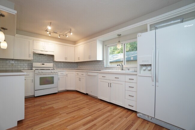 Building Photo - 5707 N Bogart Ln