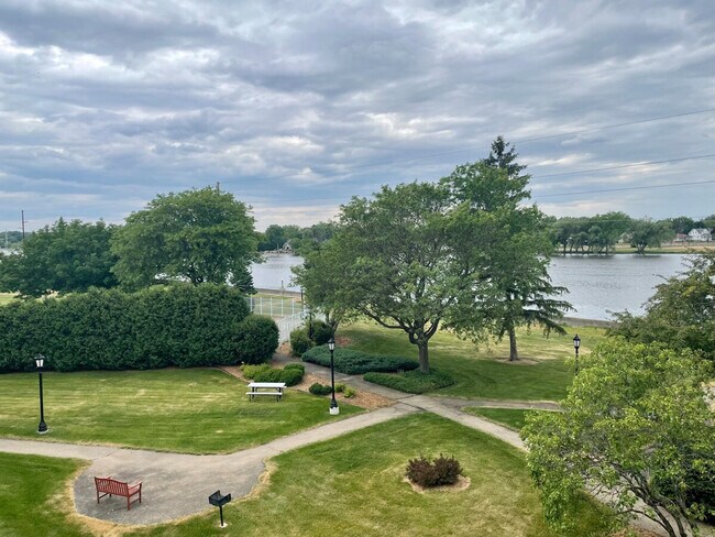 Building Photo - 1335 Summit Ave