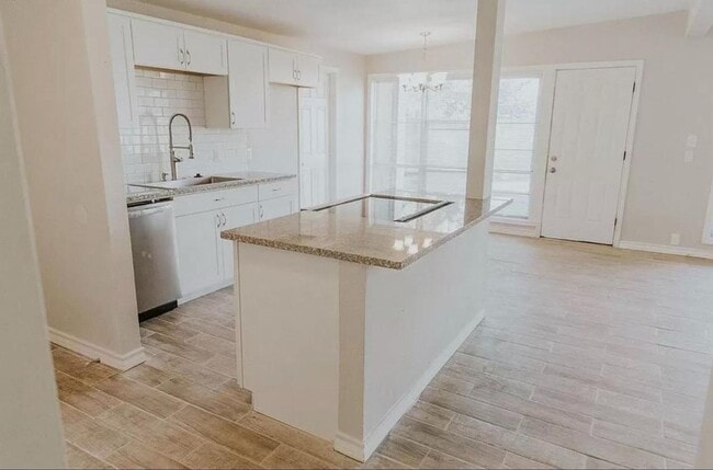 Building Photo - Charming 3/2/1 Home on a Quiet Cul-de-Sac