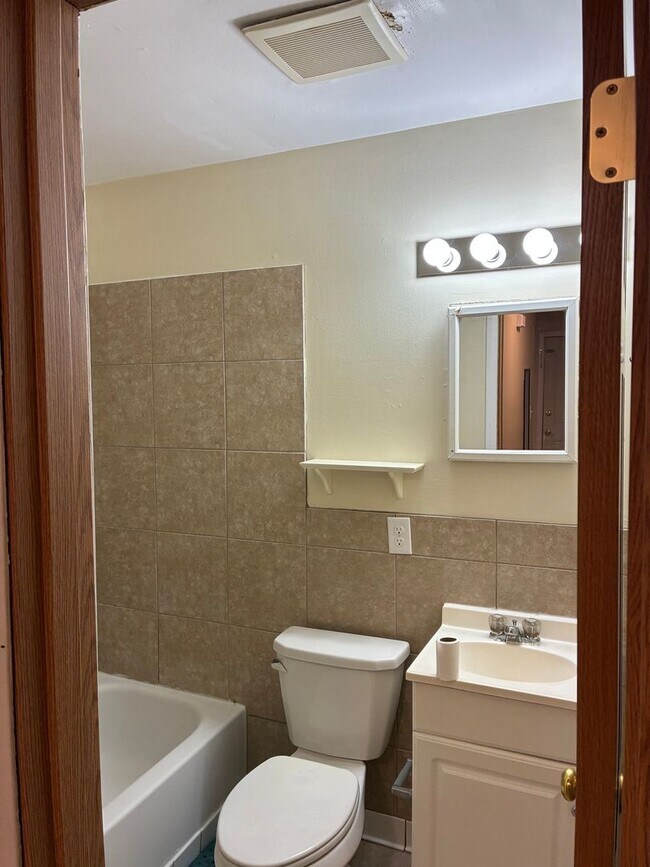 Building Photo - Cozy 2 Bedroom 1 Bath Duplex! Available Now!