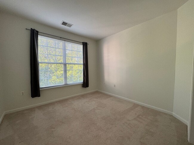 Building Photo - Bright And Cozy 3 Bed 2 Bath Condo With La...