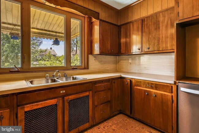 Building Photo - 1321 Maple Ave