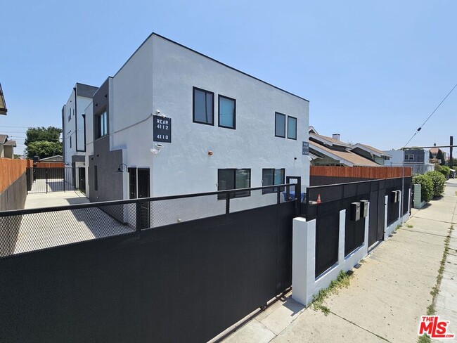 Building Photo - 4110 1/2 Normandie Ave