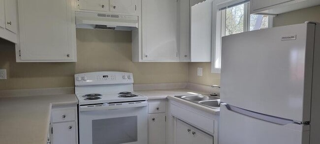 Building Photo - 719 SW Bridge St