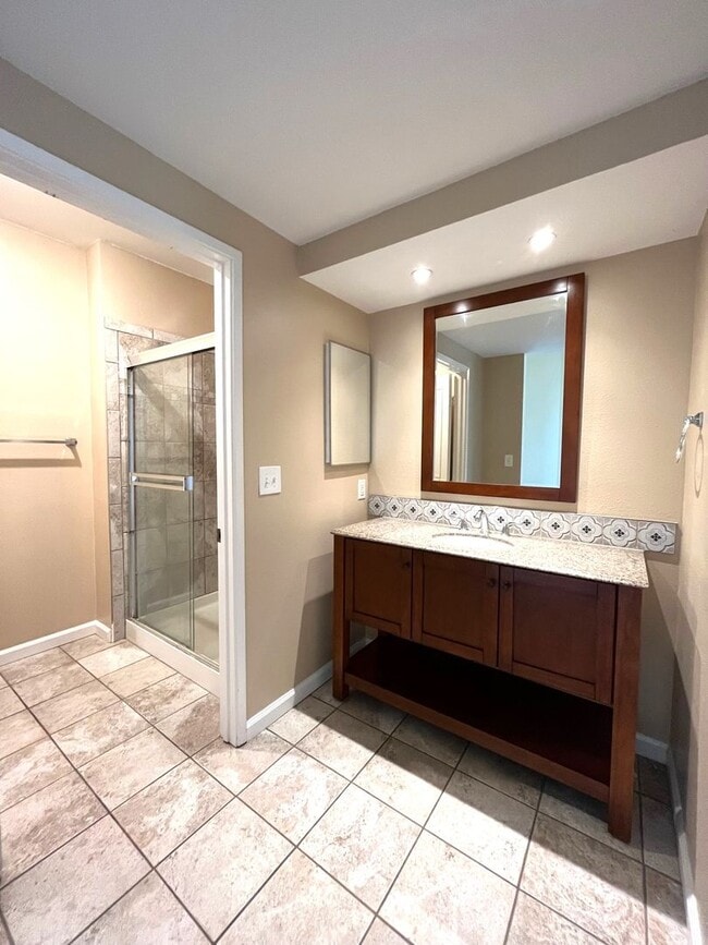 Building Photo - Great townhome in Del Cerro!