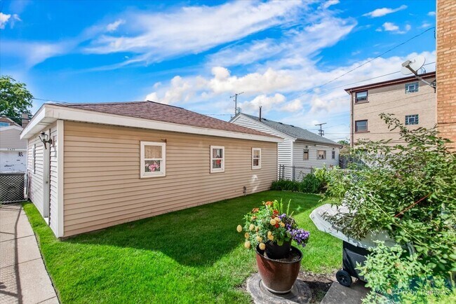 Building Photo - 2424 N 77th Ct