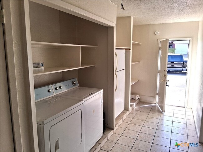 Building Photo - 1701 Lennox Ave