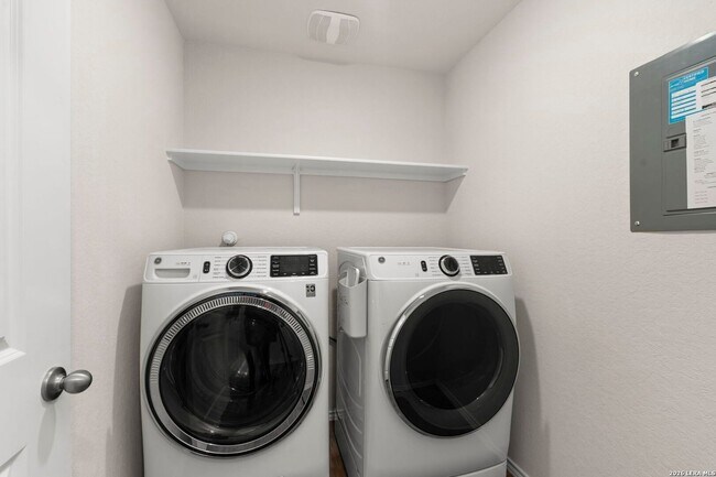 Building Photo - 3 Bedroom/2 Bath Redbird Ranch Subdivision