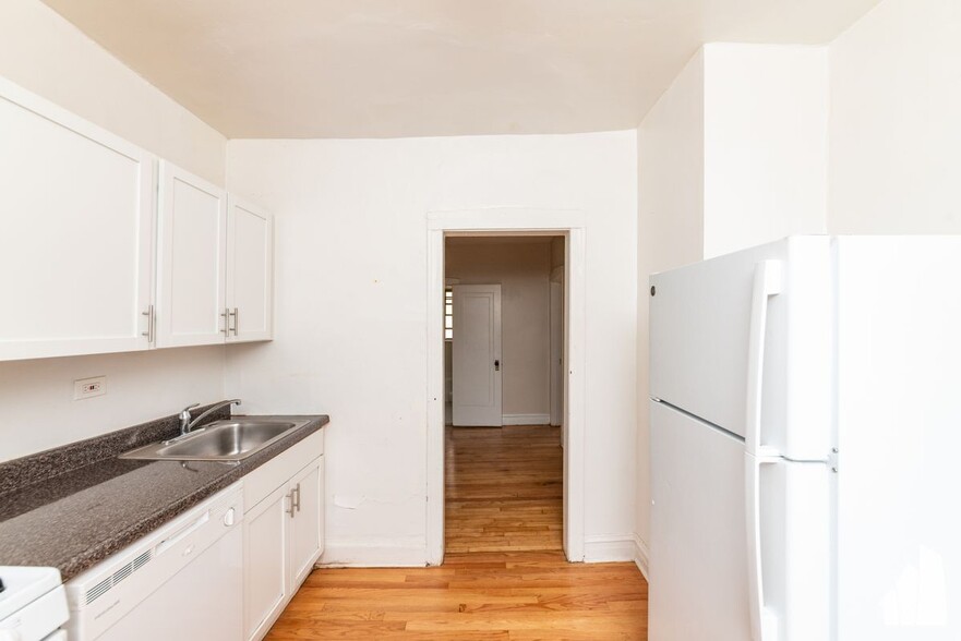 Building Photo - 4101 N Sacramento Ave