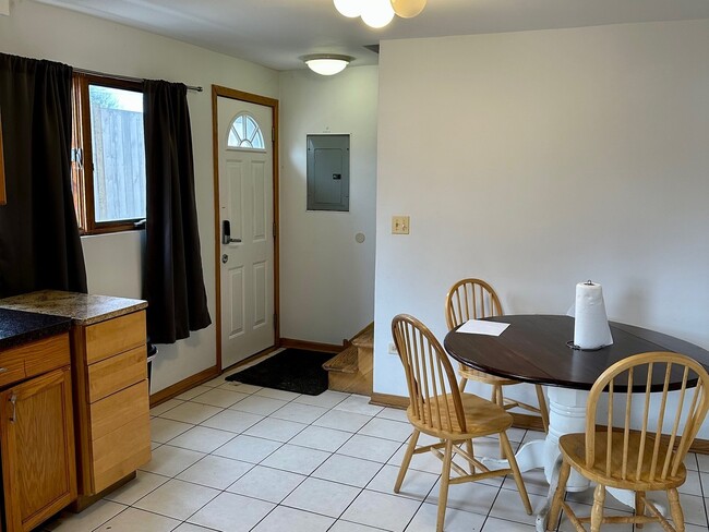 Building Photo - 915 E Oakton St