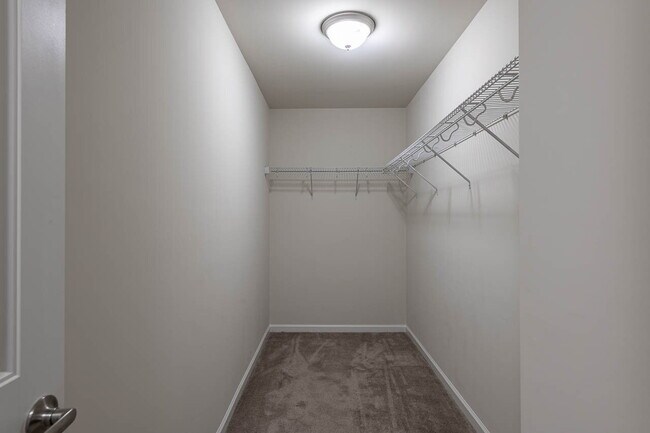 Building Photo - Experience modern comfort in this spacious 4+ bedroom home