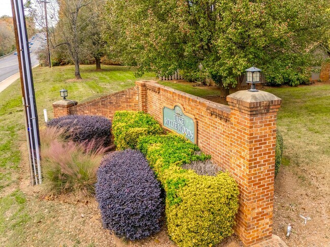 Building Photo - Beautifully remodeled one bedroom, one bath in Lake Wylie Woods!