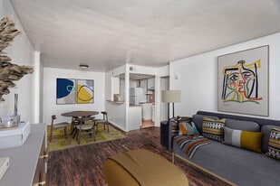 Building Photo - Las Rocas