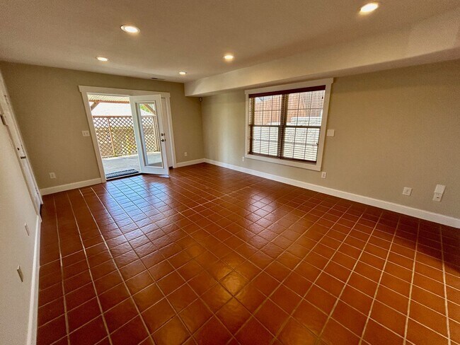 Building Photo - Central AVL - Custom Built, Made for Enter...