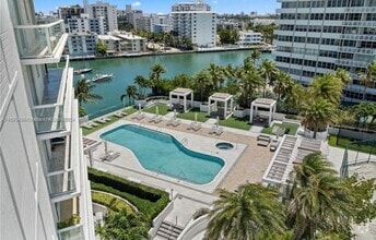 Building Photo - 10 Venetian Way