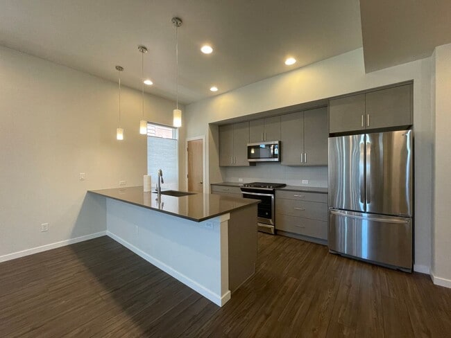 Building Photo - Just reduced $2295! LOVELY 2 BED/2.5 BATH Great location near Boulder!