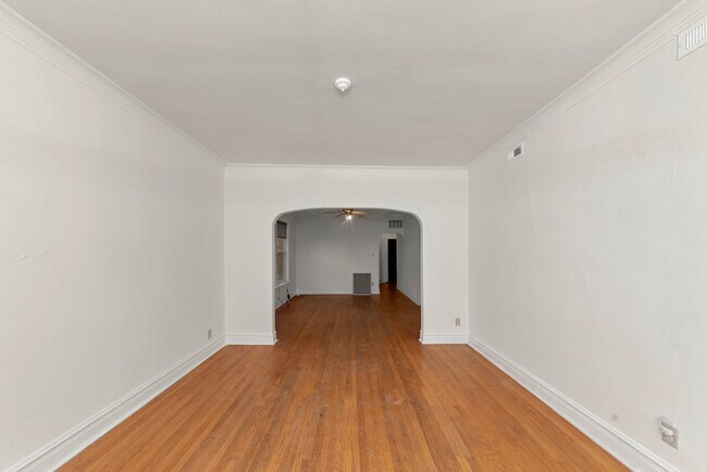 Building Photo - 1353 W Catalpa Ave