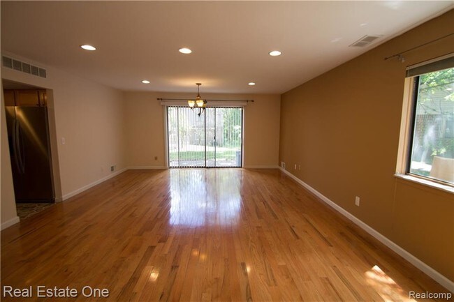 Building Photo - 27081 Farmbrook Villa Dr