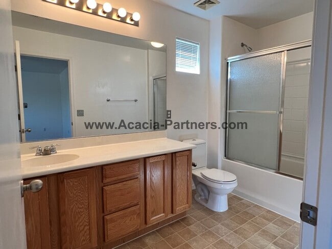 Building Photo - Beautiful Three Bedroom 2 and 1/2 Bath Home