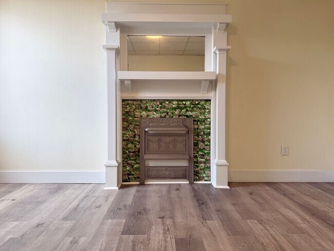 Building Photo - Updated 1BR Apt available now!