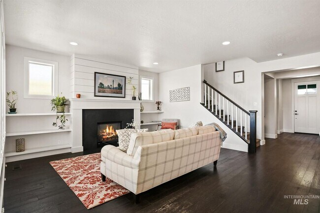 Building Photo - Stunning Modern Home Near NE Foothills | Mountain Views | Designer Finishes