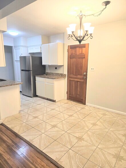 Building Photo - 1037 E 57th St