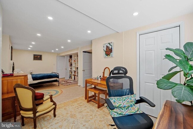 Building Photo - 5929 Avon Dr