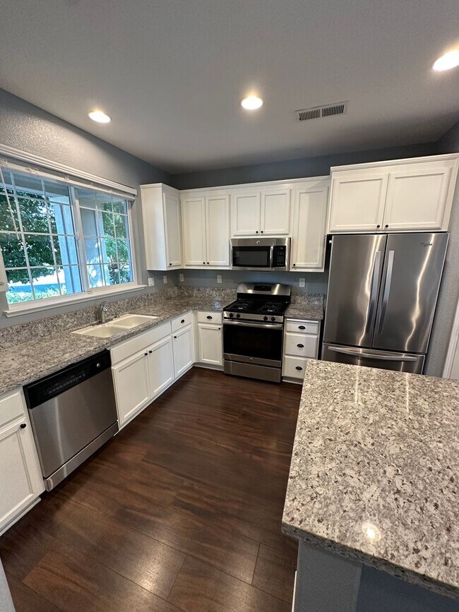 Building Photo - Beautiful 3 Bed 2 Bath House in a Great Lo...