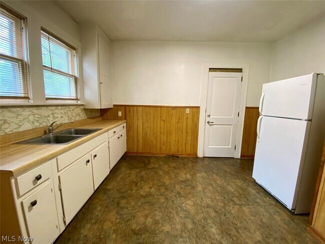 Building Photo - 400 Cloverdale Ave