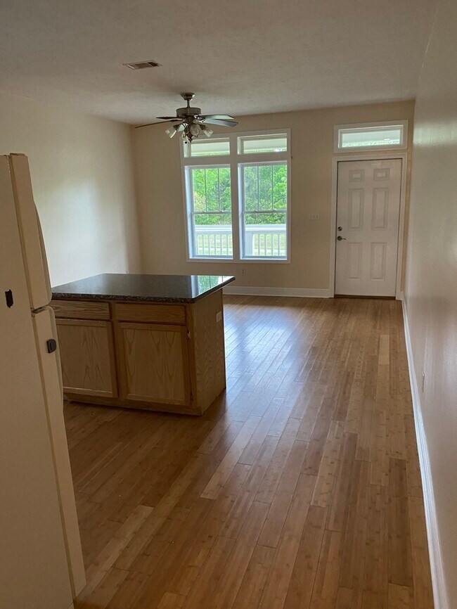 Building Photo - Beautiful 2/1 in Bay St. Louis, MS