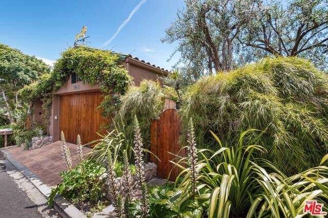 Building Photo - 3916 Rambla Orienta