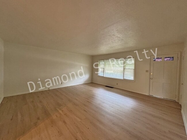 Building Photo - Cute 2 Bedroom Home Located Near Fort & Su...