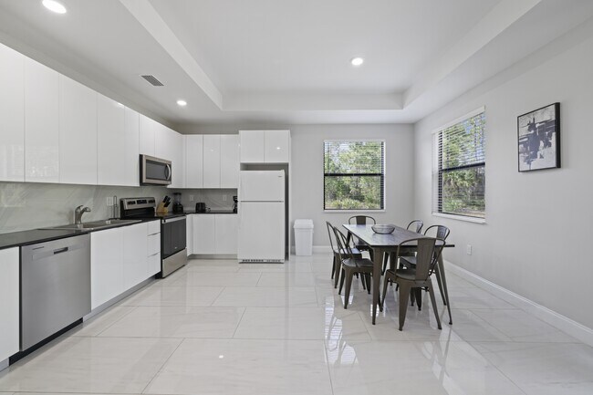 Building Photo - 674 Windermere Dr