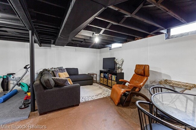 Building Photo - 3818 Edgeland Ave