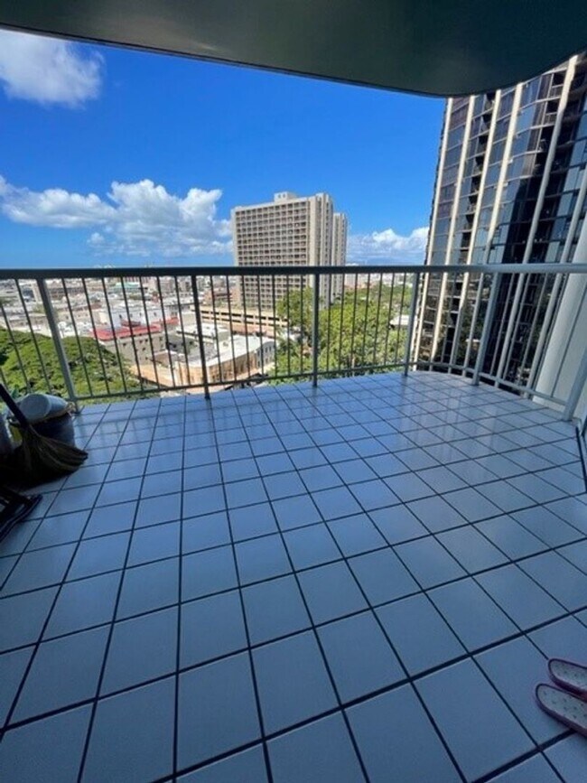 Building Photo - 1212 Nuuanu Ave