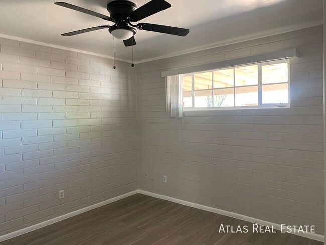 Building Photo - 2 WEEKS FREE! 2 Bedroom in Coronado Histor...