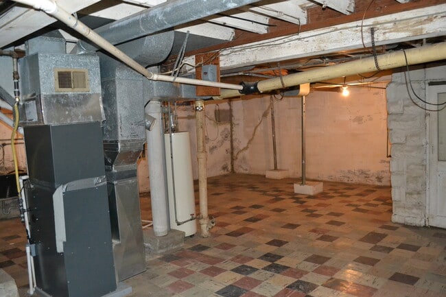 Building Photo - Court St Duplex