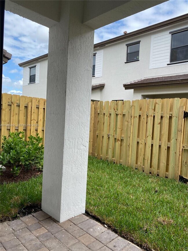 Building Photo - 247 SW 159th Dr