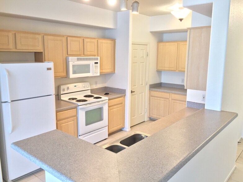 Building Photo - 420 W 1st St