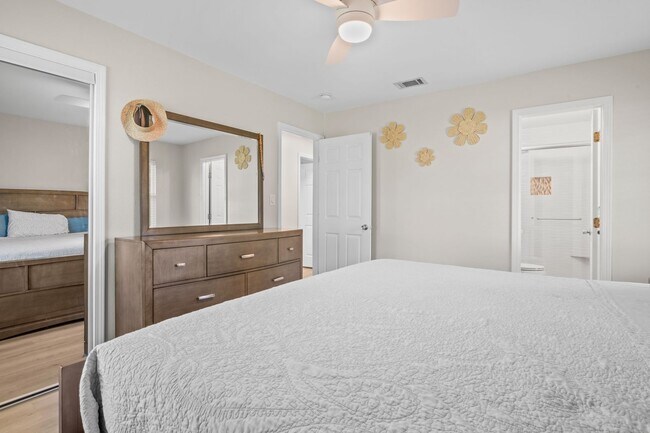 Building Photo - 4570 Yacht Harbor Dr