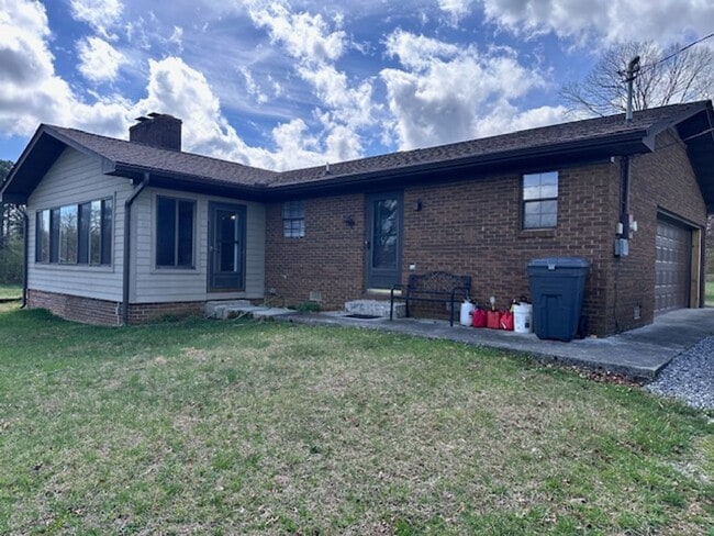 Building Photo - Maryville 37803 - 5 bedroom, 3 bath home - Contact Karen Robertson (865) 454-7626