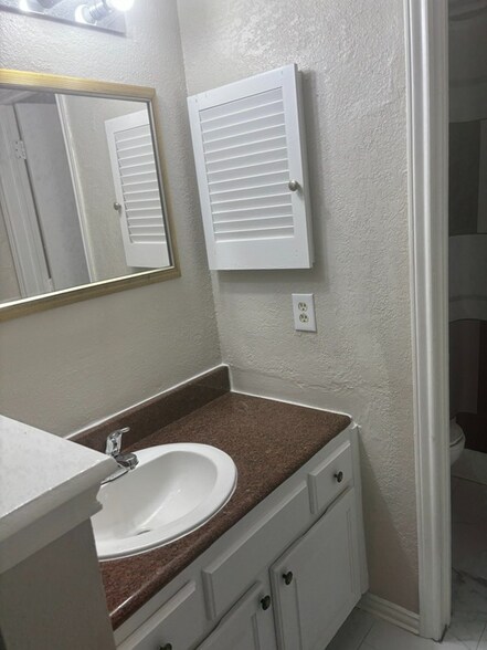 Building Photo - 2310 Bamboo Dr