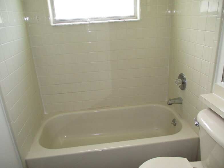Building Photo - 3006 Annadale Cir