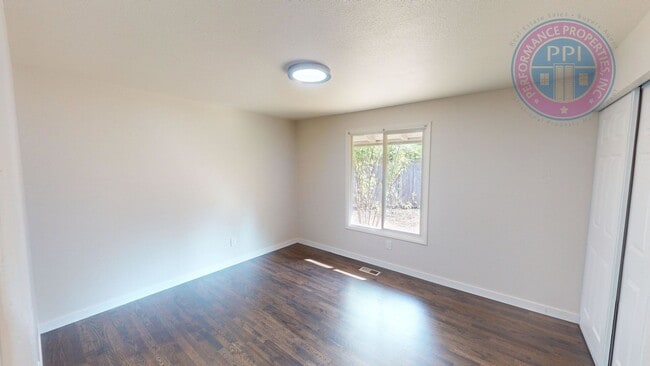 Building Photo - Lake Oswego - Single Level Ranch, Great Ne...